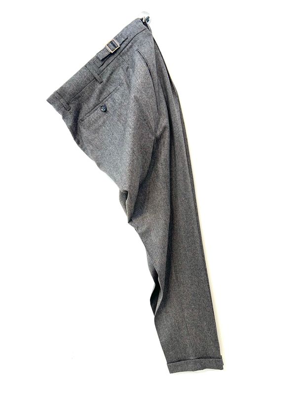 Pantalone in pura lana con pence e laccetti. Col. Grigio mélange