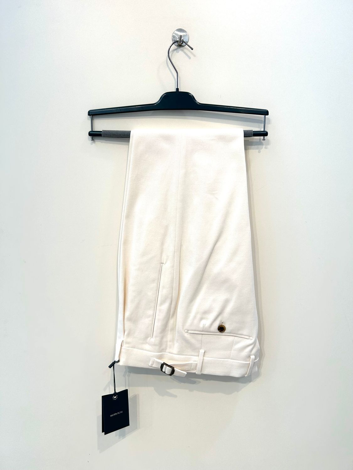 Pantalone in covert di cotone diagonale elasticizzato con pence e laccetti. Col. Latte