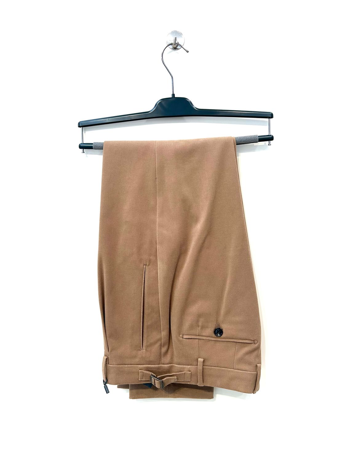 Pantalone in covert di cotone diagonale elasticizzato con pence e laccetti. Col. Corda