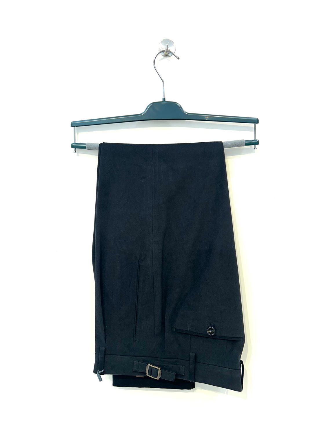 Pantalone in covert di cotone diagonale elasticizzato con pence e laccetti. Col. Nero