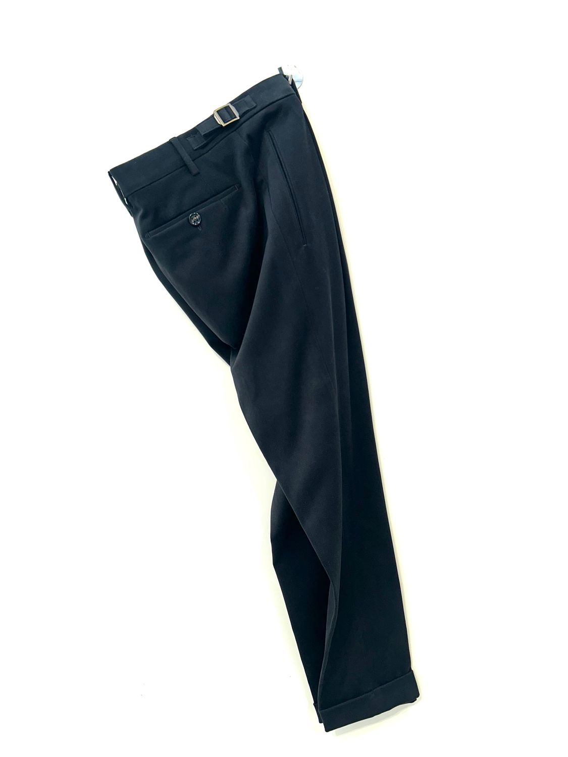 Pantalone in covert di cotone diagonale elasticizzato con pence e laccetti. Col. Nero