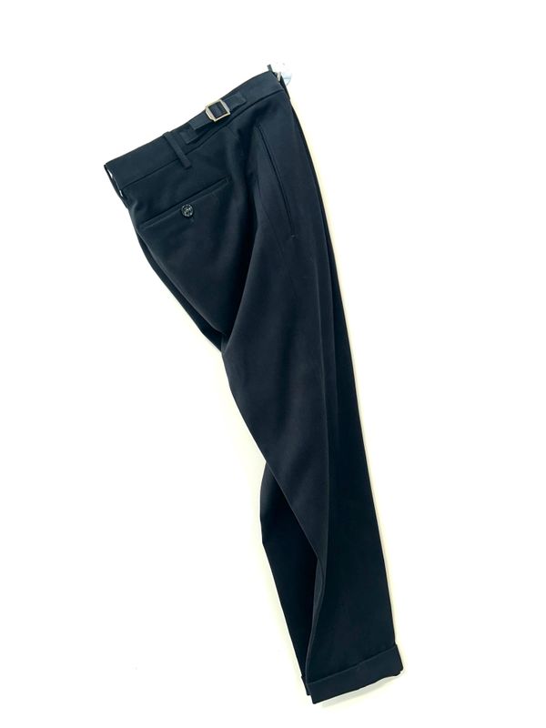 Pantalone in covert di cotone diagonale elasticizzato con pence e laccetti. Col. Nero