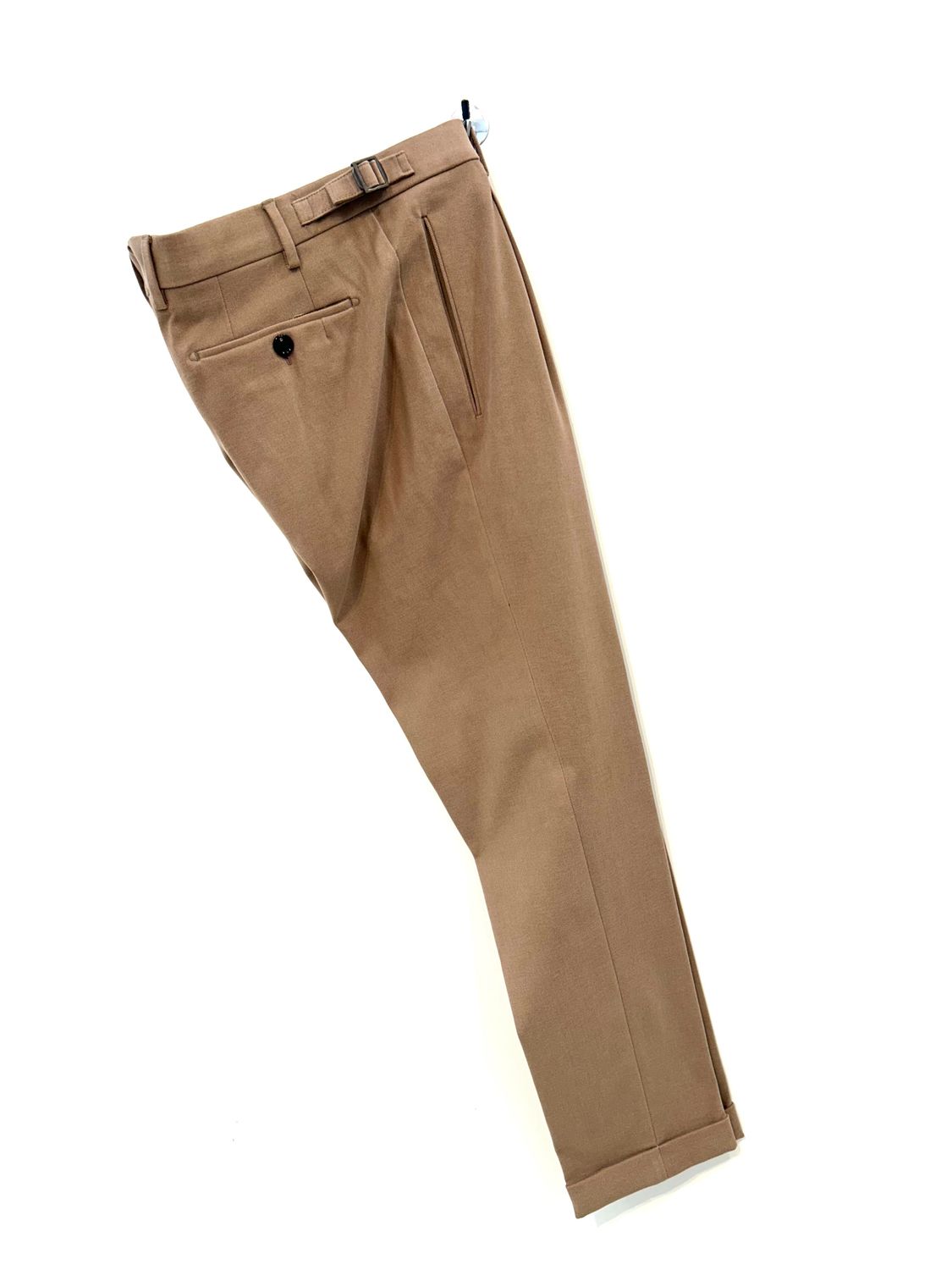Pantalone in covert di cotone diagonale elasticizzato con pence e laccetti. Col. Corda