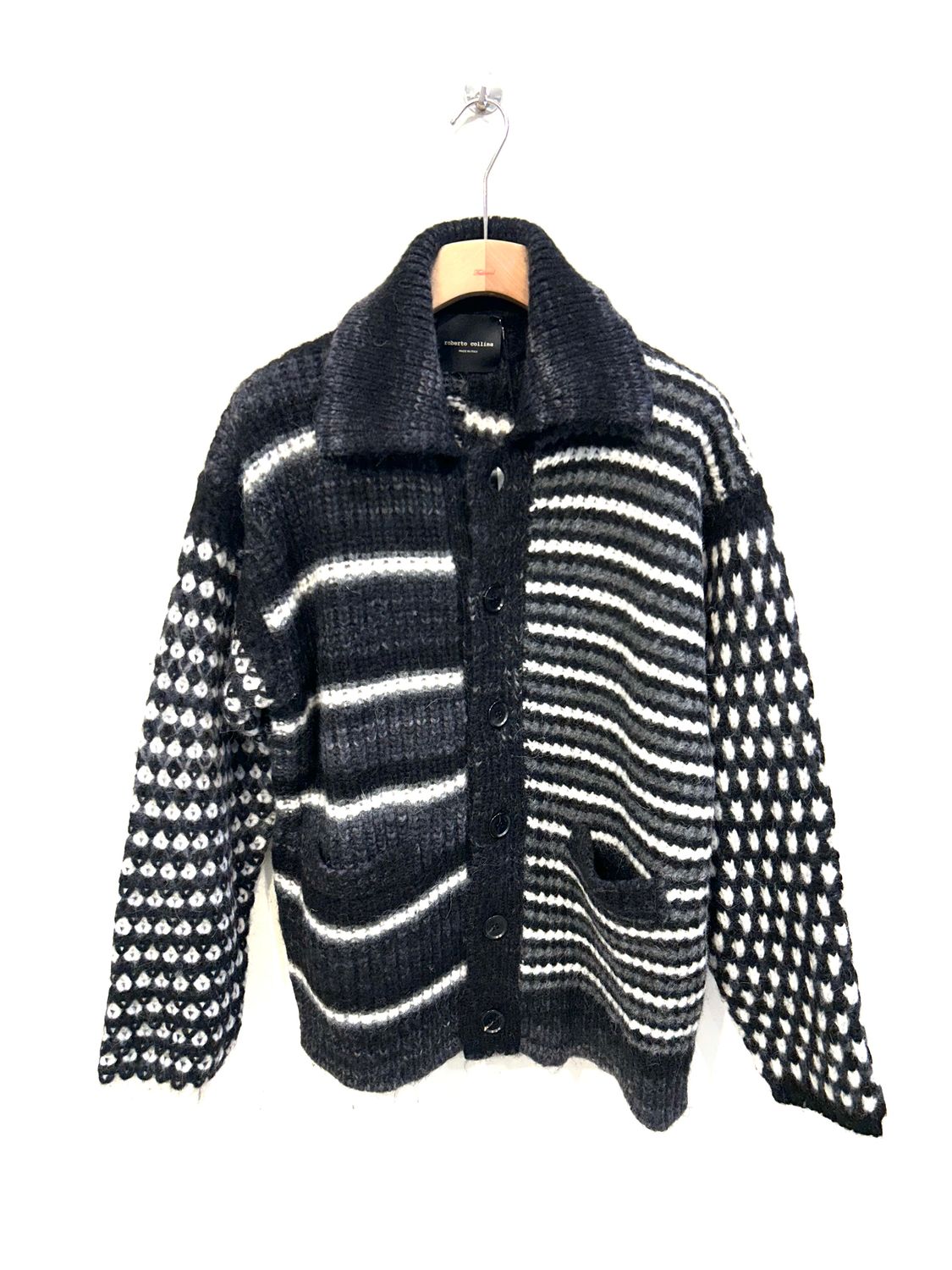 Cardigan realizzato in un mix di punti in lana e alpaca. Col. Nero/ Grigio