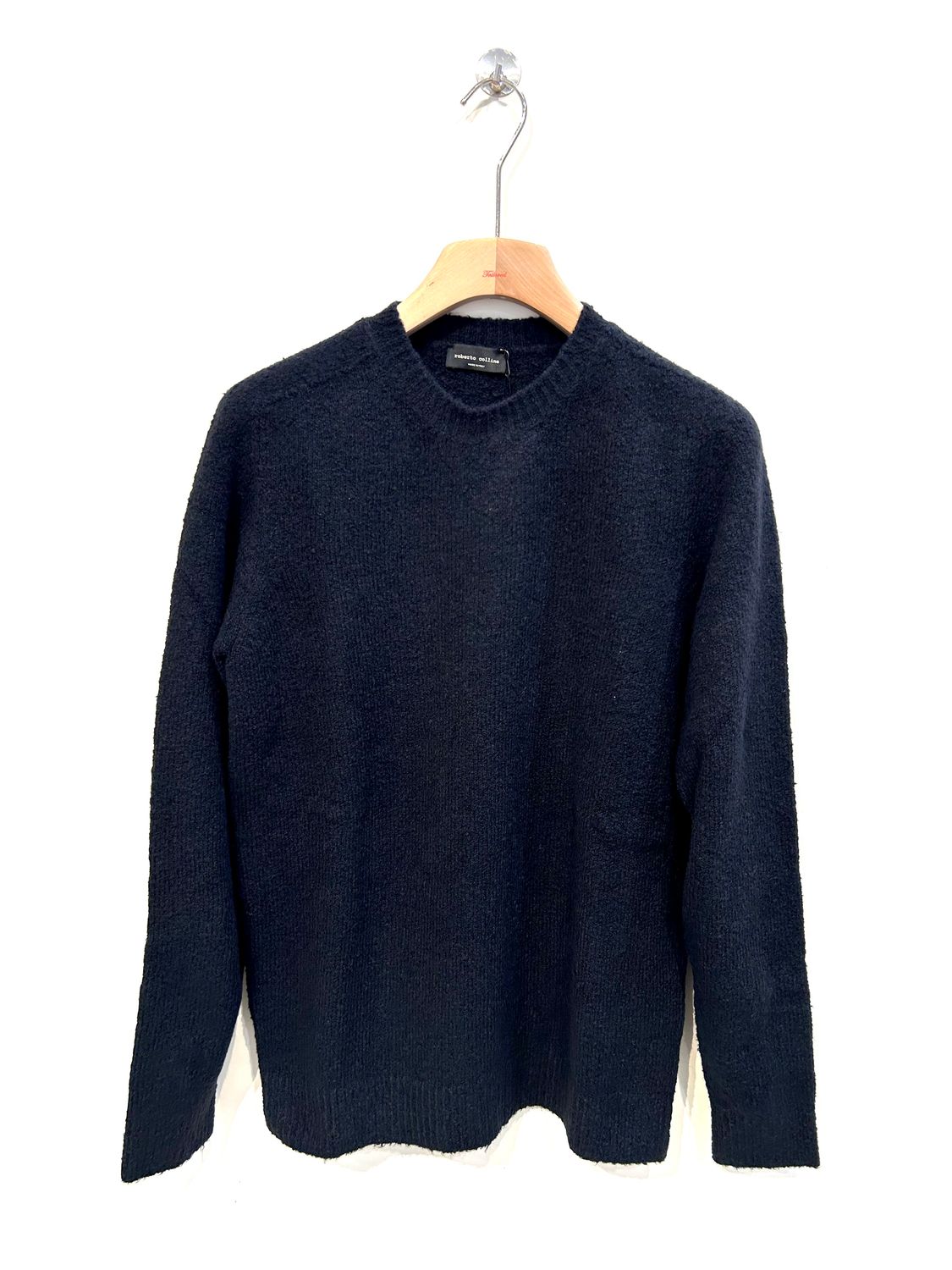 Maglia girocollo in cotone e nylon elasticizzato effetto spugna. Col. Nero