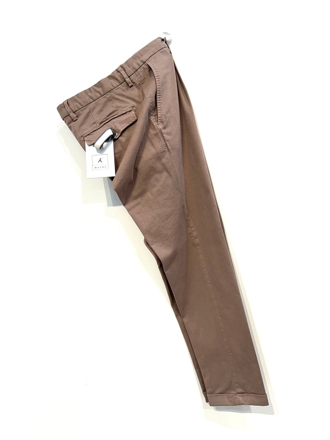 Pantalone in cotone lavato ed elastan effetto touch, monopence. Col. Noce