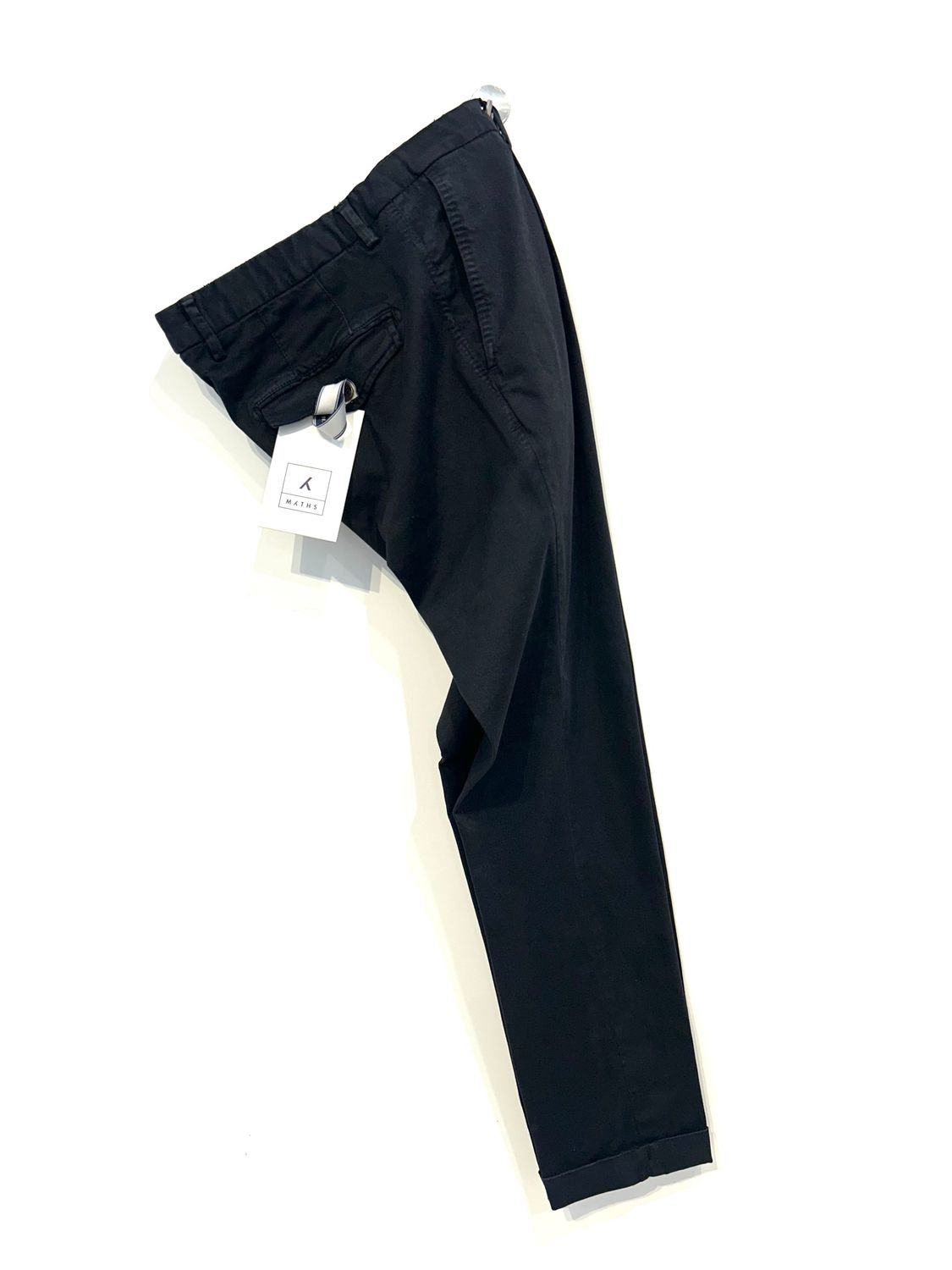 Pantalone in cotone lavato ed elastan effetto touch, monopence. Col. Nero.
