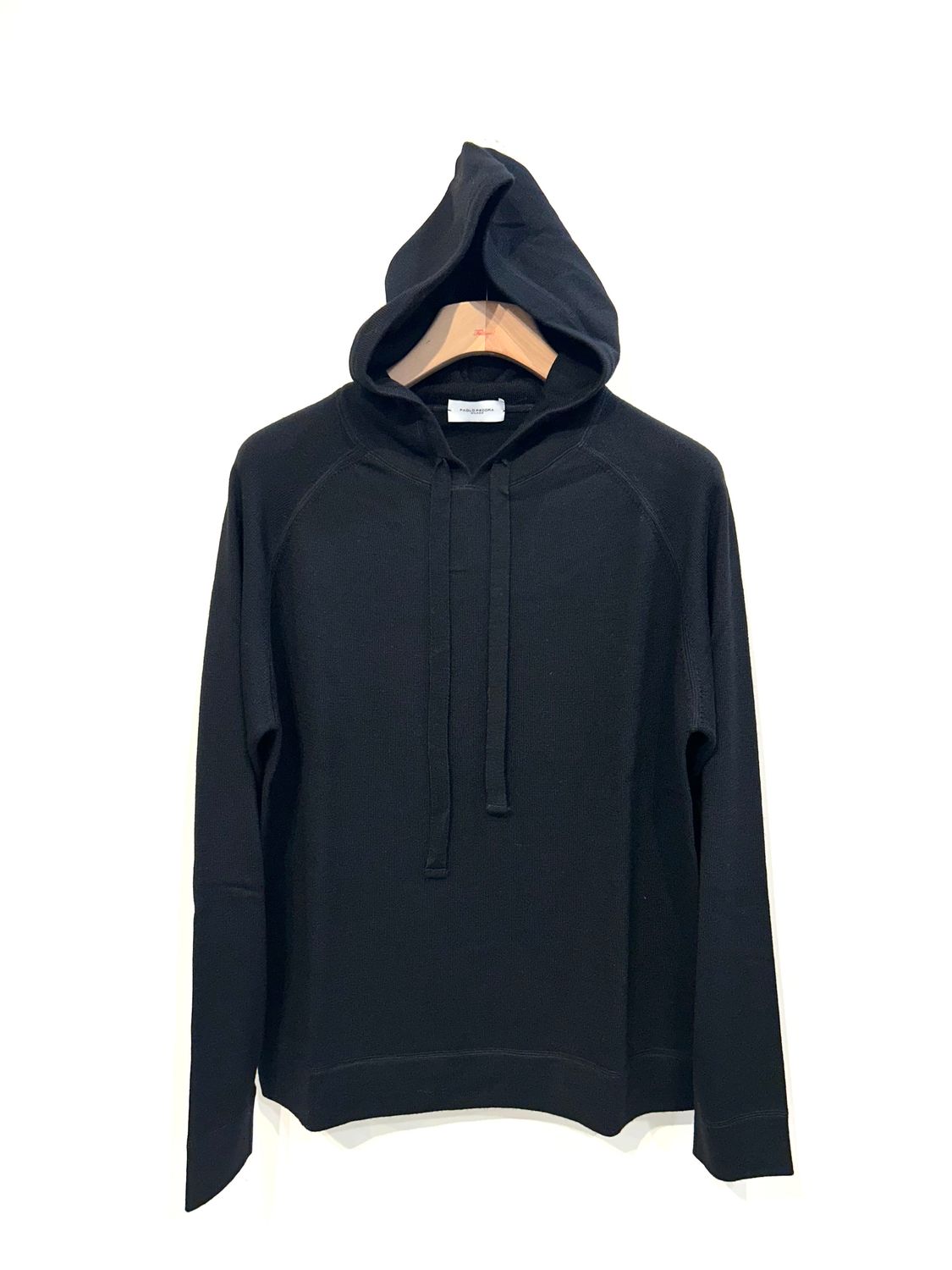 Maglia in pura lana merinos con cappuccio. Col. Nero