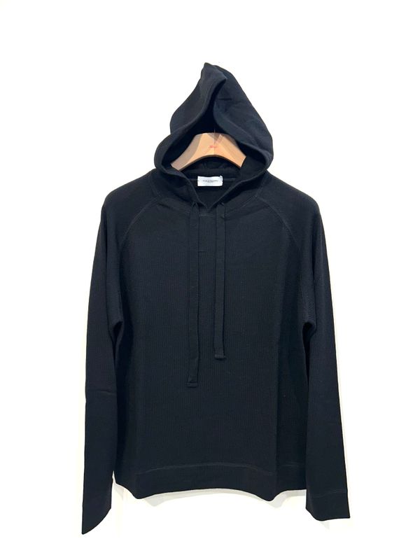 Maglia in pura lana merinos con cappuccio. Col. Nero