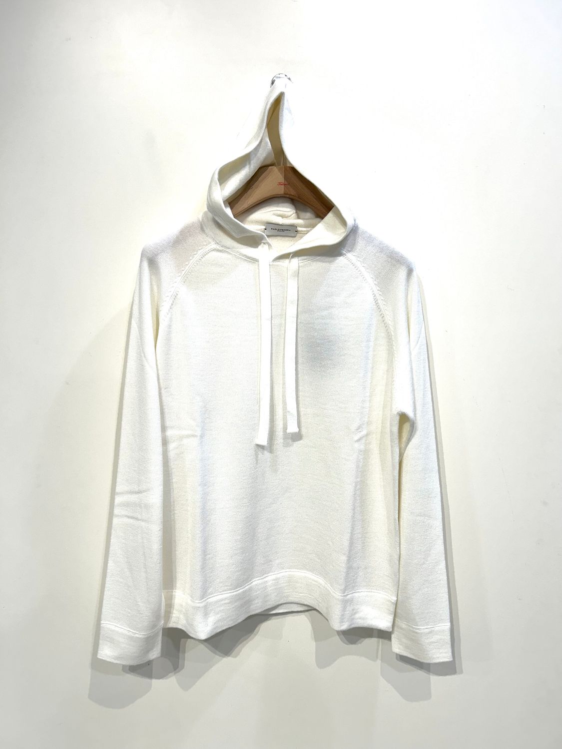 Maglia in pura lana merinos con cappuccio. Col. Latte