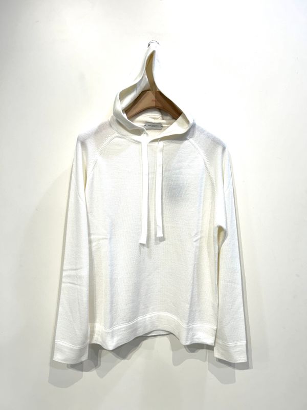 Maglia in pura lana merinos con cappuccio. Col. Latte