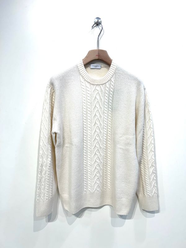 Maglia girocollo in lana, treccia e punti operati. Col. Latte