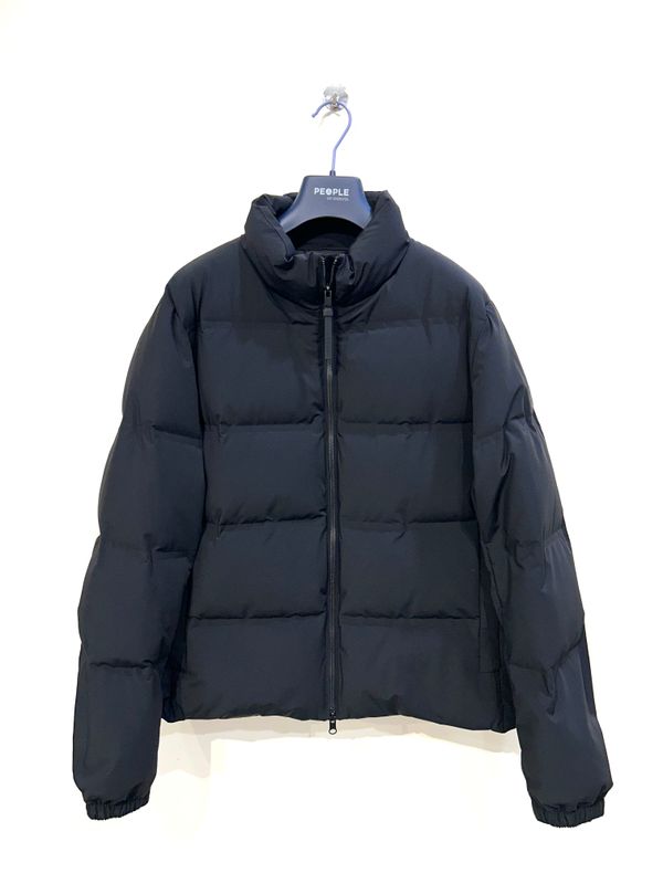 Piumino d’oca corto trapuntato in tessuto nylon strech. Col. Nero