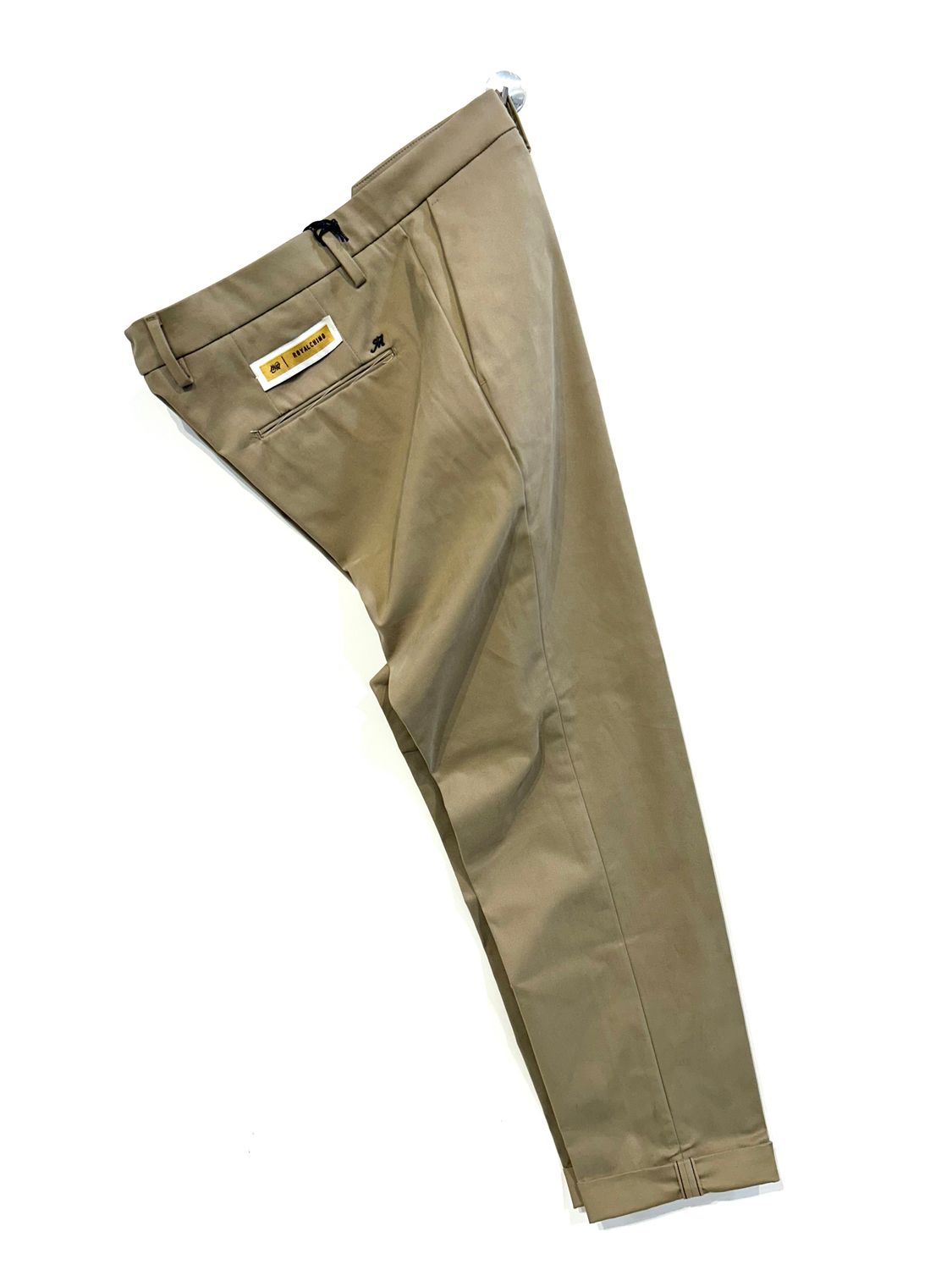 Pantalone in chinos di cotone ed elastan. Col. Cachi