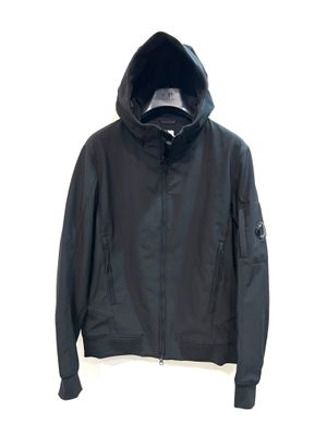 Giubbino CP SHELL con cappuccio realizzato in 3 strati. Col.  Nero