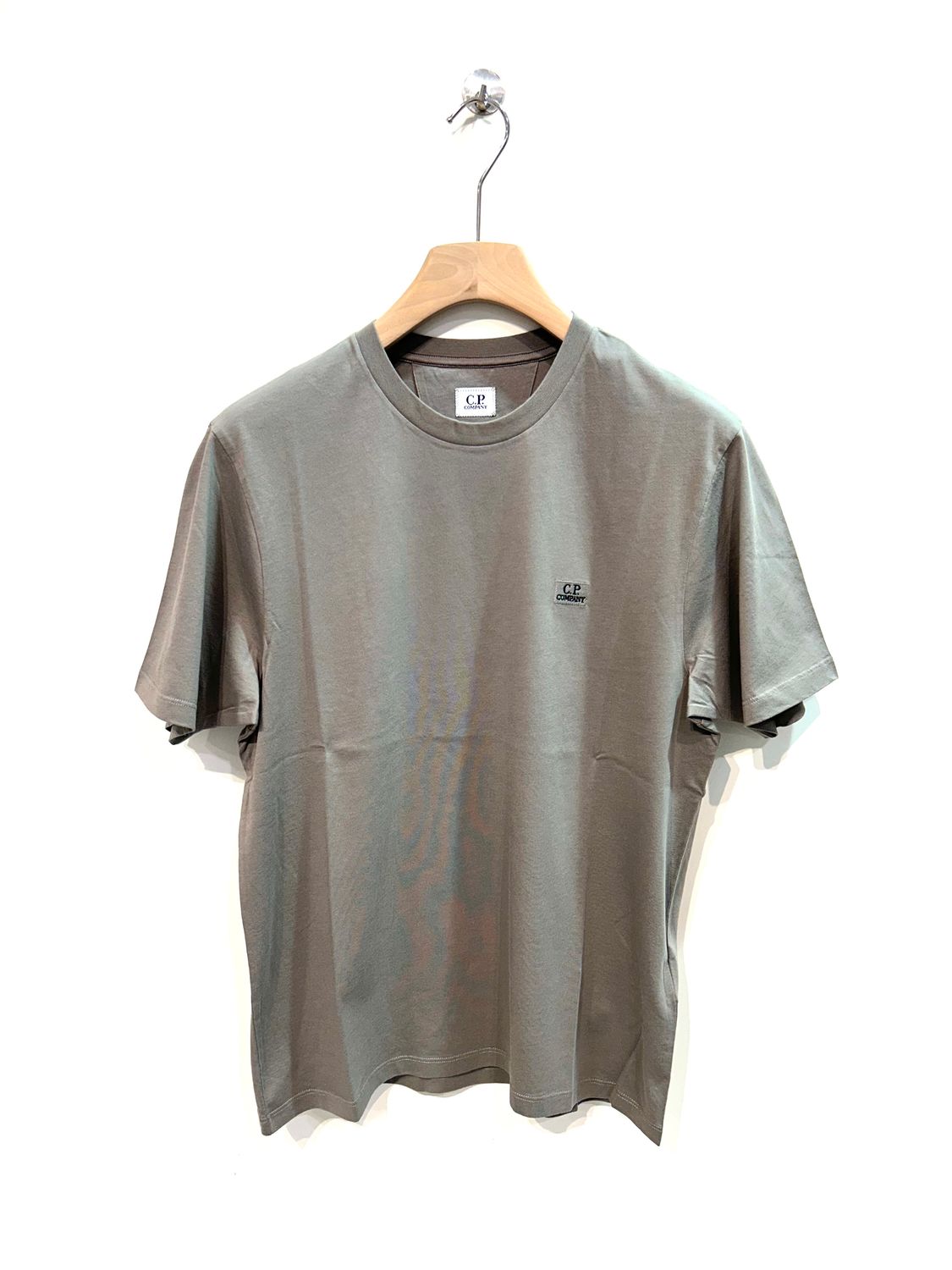 T-shirt manica corta in Jersey di cotone, patch ricamato sul petto. Col. Tortora