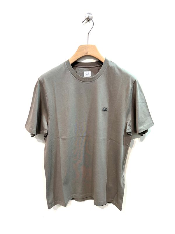 T-shirt manica corta in Jersey di cotone, patch ricamato sul petto. Col. Tortora