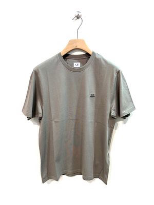 T-shirt manica corta in Jersey di cotone, patch ricamato sul petto. Col. Tortora