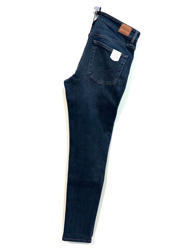 Jeans in tela denim elasticizzato effetto vintage. Col. Blu / Black