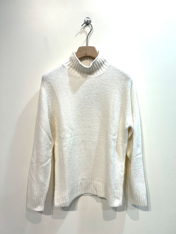 Maglia collo cratere in lana poly e cashmere effetto boucle’. Col. Latte