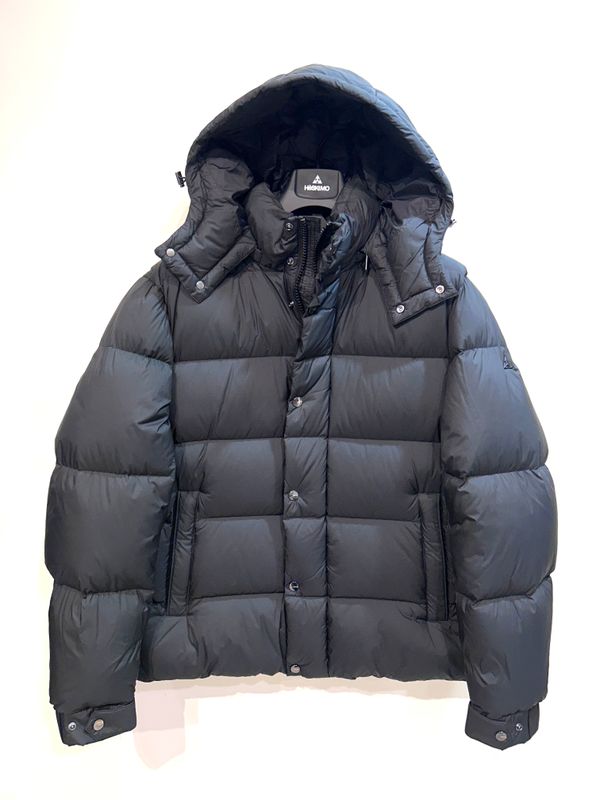 Piumino D’oca in nylon opaco, cappuccio staccabile, slim fit. Col. Nero Piumino D’oca in nylon opaco, cappuccio staccabile, slim fit. Col. Nero