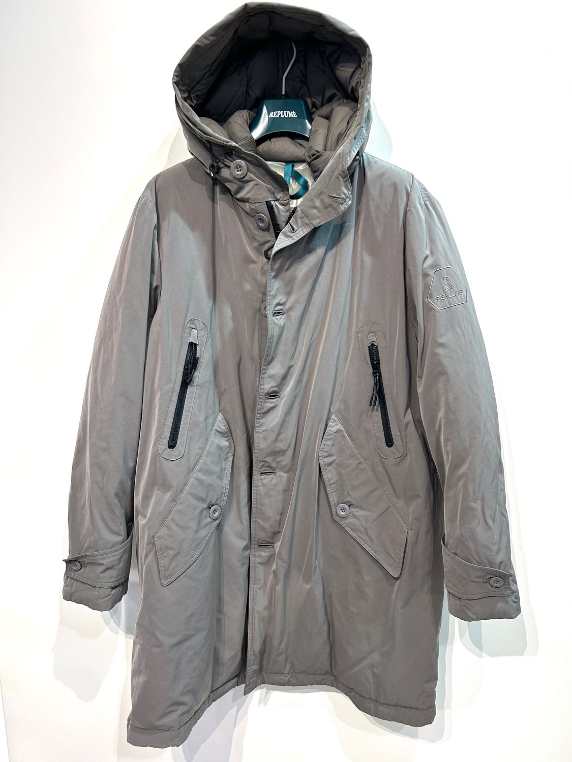 REPLUME’ Parka in nylon semilucido in piuma d’oca, slim fit. Col. REPLUME’ Giubbino in nylon semilucido in piuma d’oca, slim fit