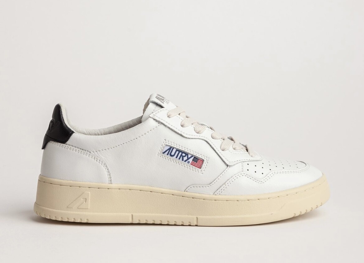 Sneaker Autry realizzata in pelle, talloncino Logato in contrasto. Col. Bianco - NERO  NEW SPRING SUMMER 2026