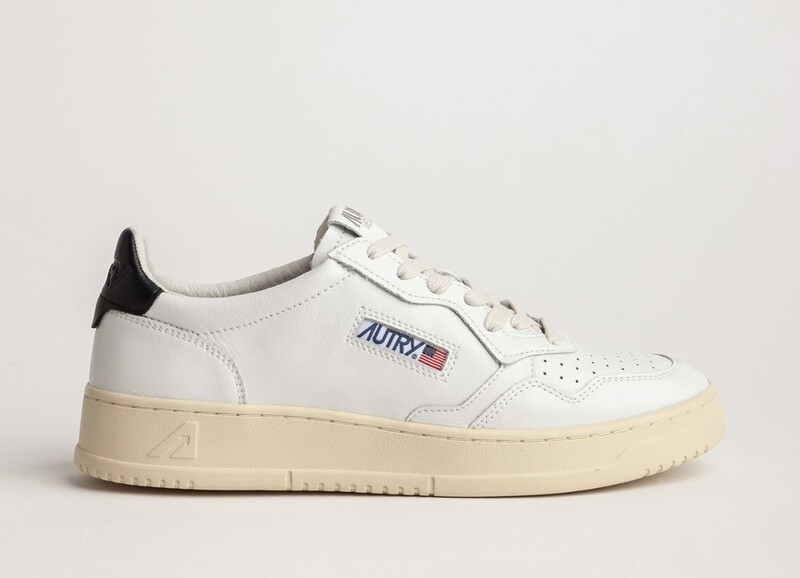 Sneaker Autry realizzata in pelle, talloncino Logato in contrasto. Col. Bianco - NERO  NEW SPRING SUMMER 2026