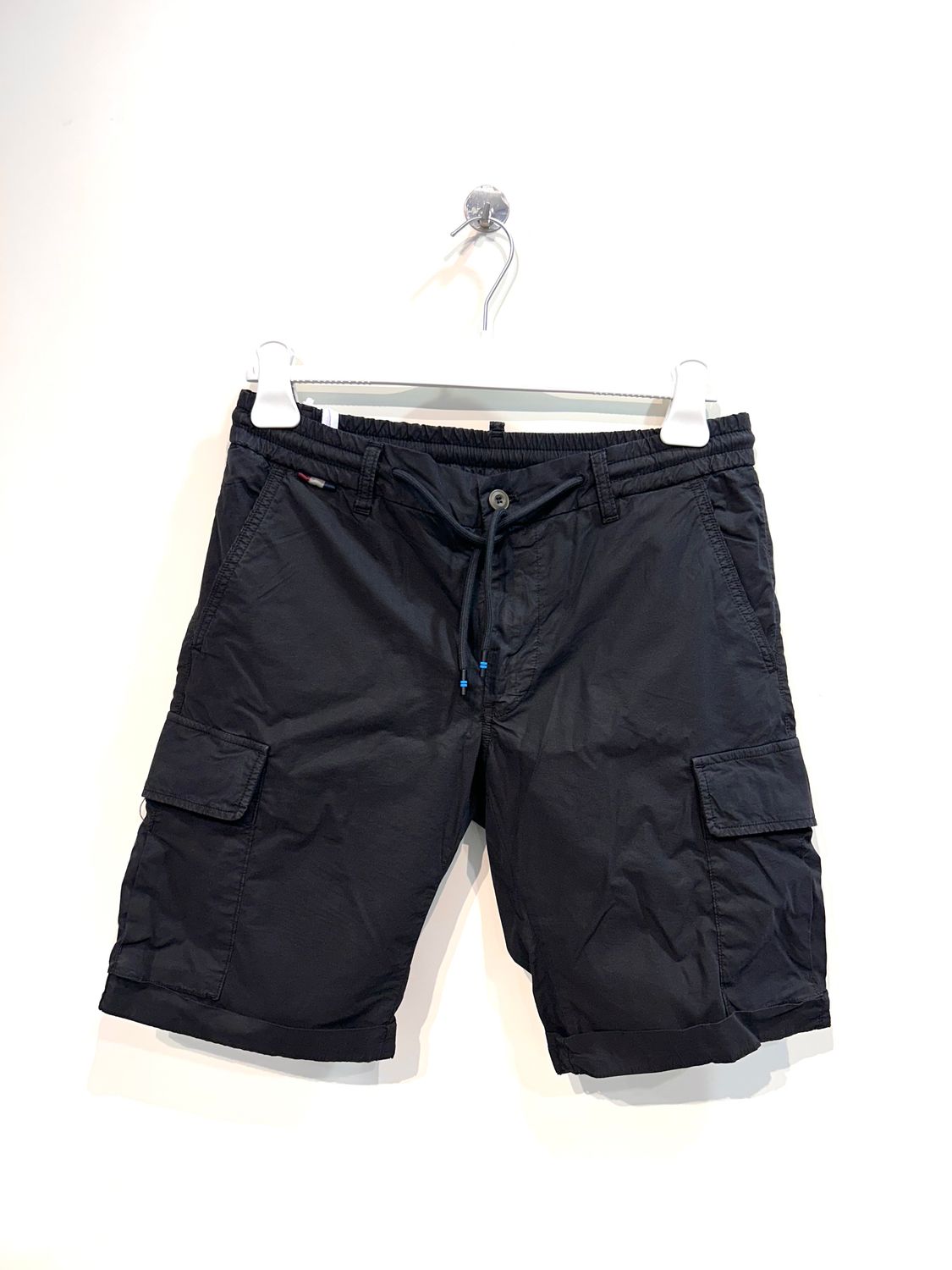 Bermuda cargo gabardina light strech, elastico e coulisse, relaxed fit. Col. Nero