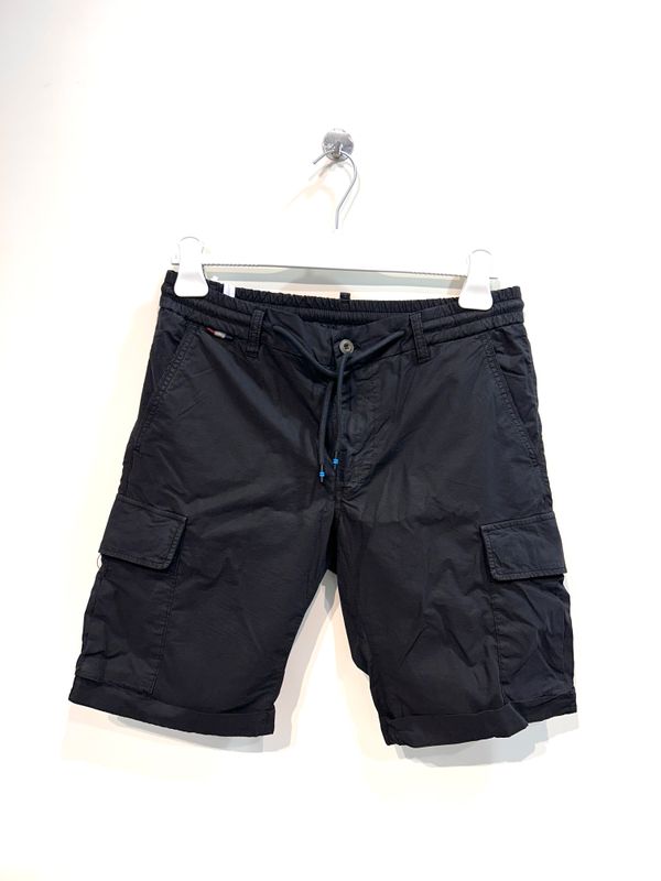 Bermuda cargo gabardina light strech, elastico e coulisse, relaxed fit. Col. Nero