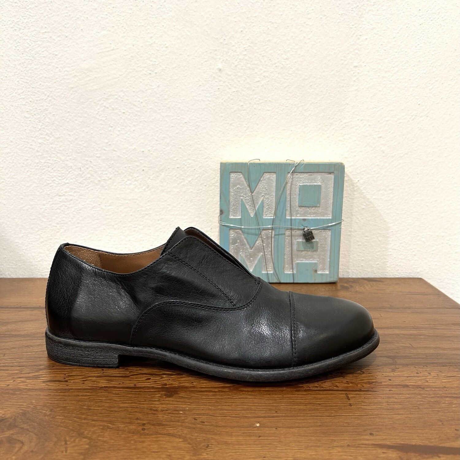 Mocassino / slip on , realizzato in nappa leggera liscia. Col. Nero