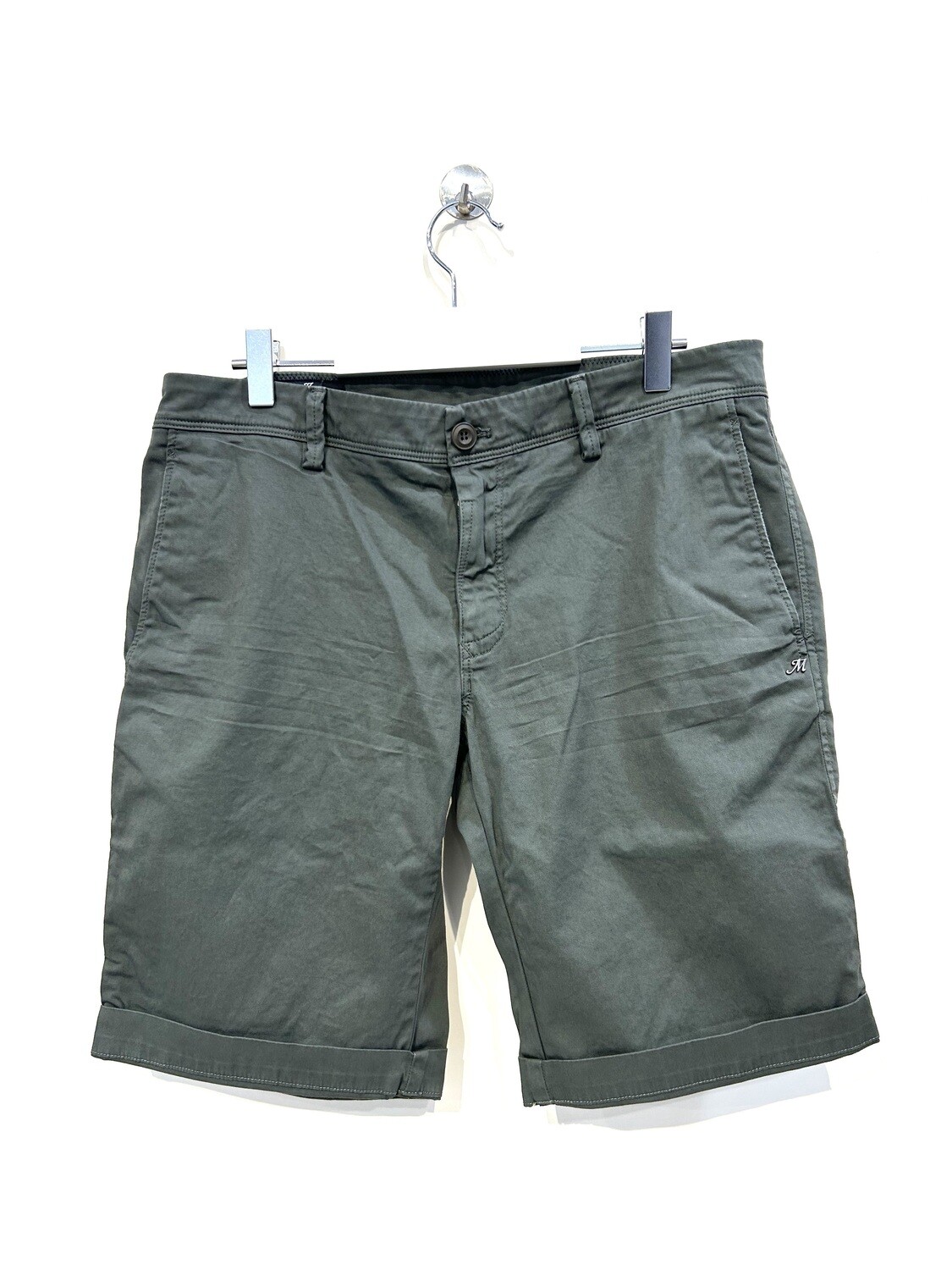 Bermuda chinos di cotone strech lavato, slim fit. Col. Verde Militare