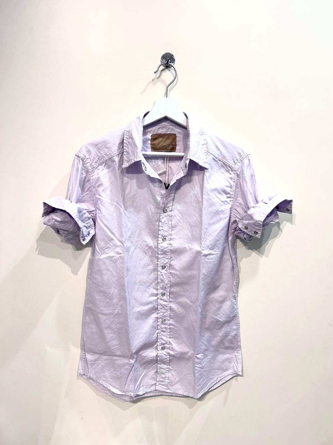 Camicia in oxford di cotone leggero con automatici. Col. Lilla