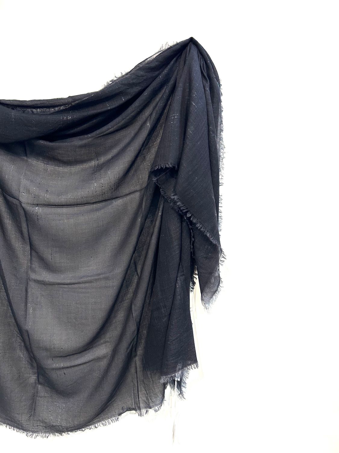 RICCARDO FORCONI  Pashmina in garza di cashmere effetto laminato . Col. Nero