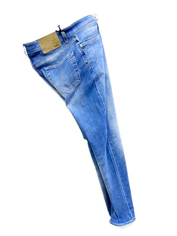 Jeans in denim leggero, elasticizzato effetto vintage. Col. Azzurro