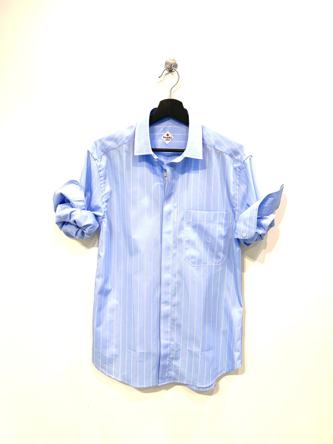 Camicia rigata in cotone popeline leggero, tasca frontale, finta coperta. Col. Azzurro