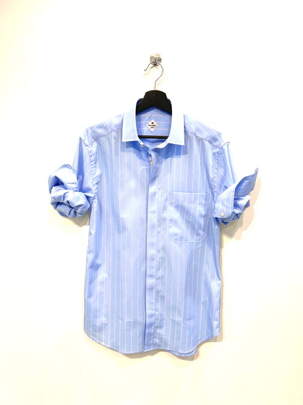 Camicia rigata in cotone popeline leggero, tasca frontale, finta coperta. Col. Azzurro