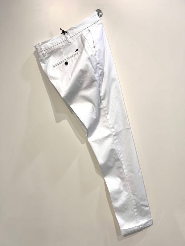 Pantalone in cotone elasticizzato broken twill. Col. Bianco
