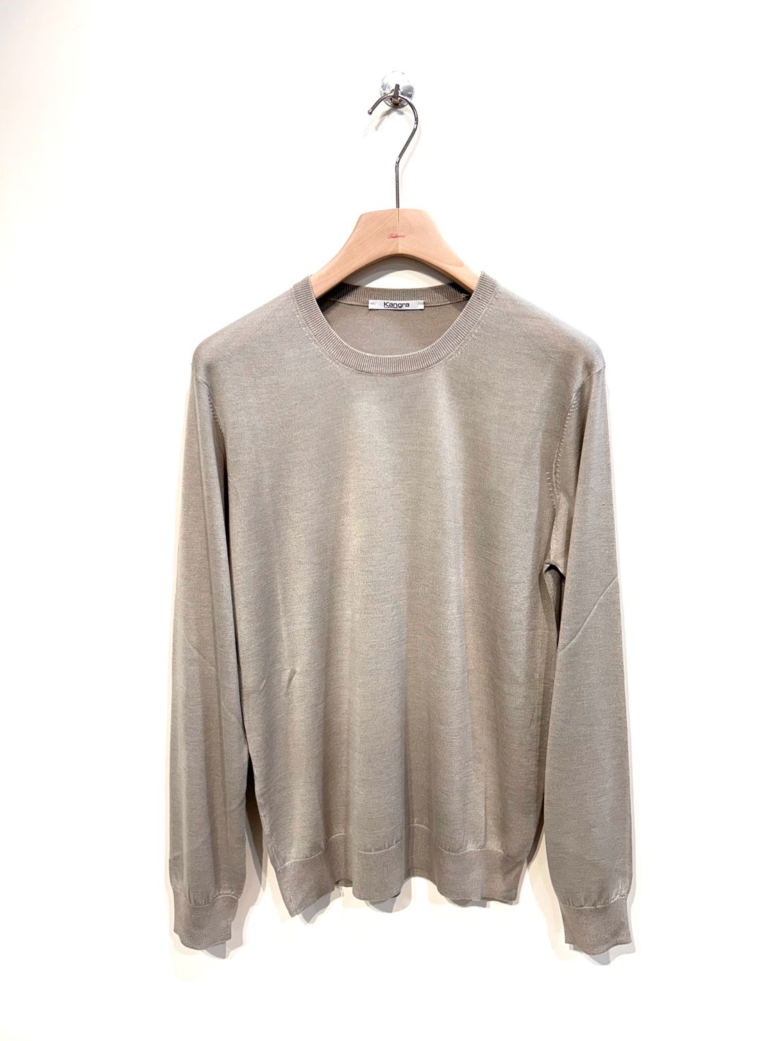 Maglia girocollo in seta e cashmere, trattamento artigianale, tintura frost. Col. Naturale