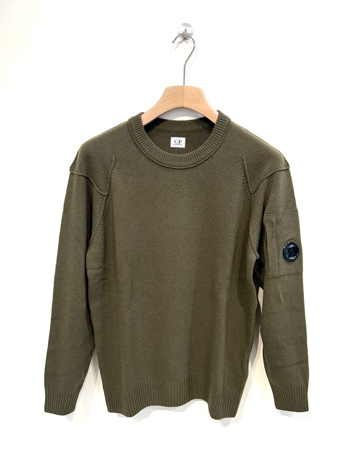 CP COMPANY Maglia girocollo in Lambswool. Col. Militare
