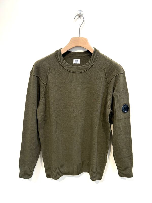 CP COMPANY Maglia girocollo in Lambswool. Col. Militare