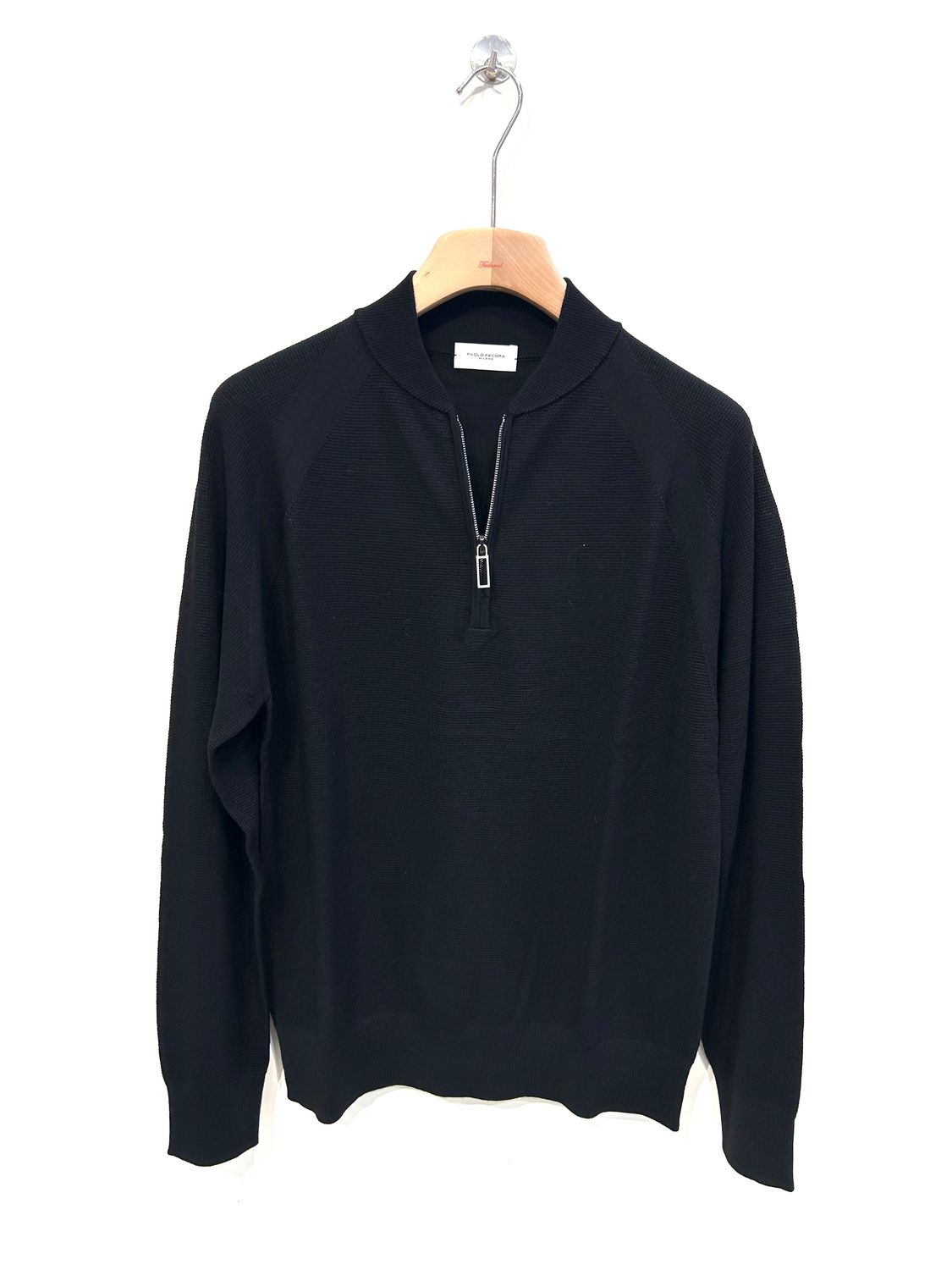Maglia lana merinos operata mezza zip, collo a bomber. Col. Nero