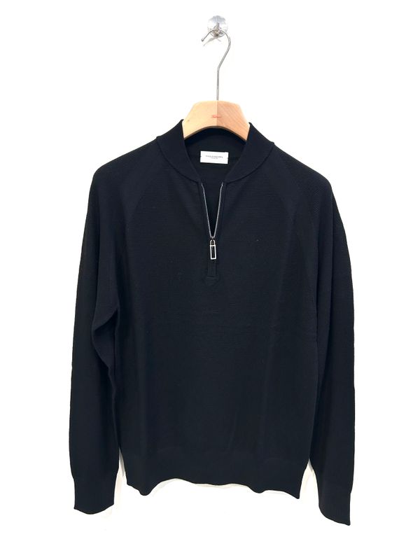 Maglia lana merinos operata mezza zip, collo a bomber. Col. Nero