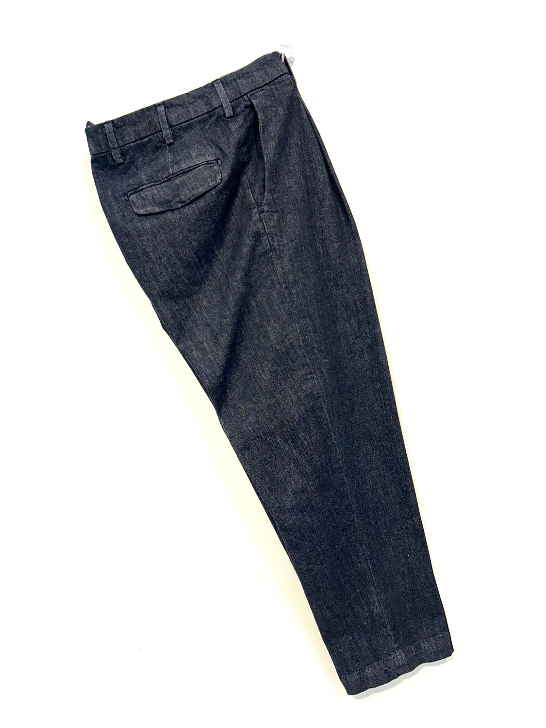 MYTHS Pantajeans in denim elasticizzato, non lavato, Over fit. Col. Nero