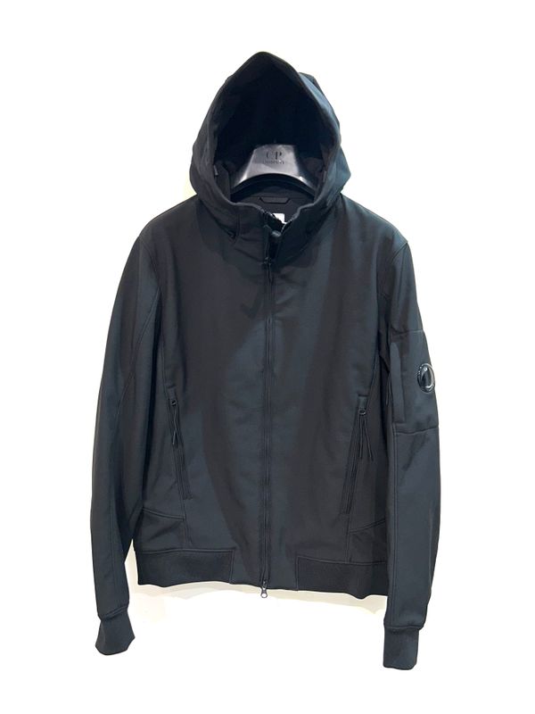 Giubbino CP SHELL con cappuccio realizzato in 3 strati. Col. Nero