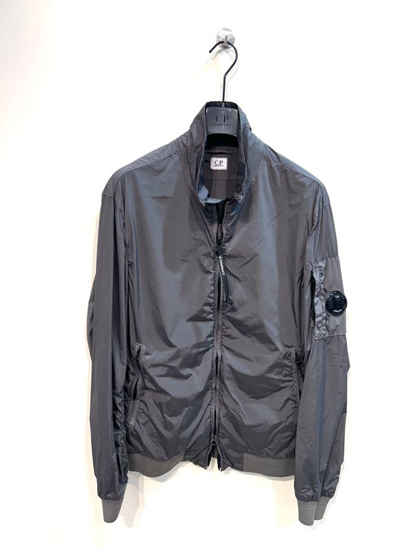 Giubbino in Nycra-R di nylon strech super light, trattamento garment dyeing. Col. Piombo