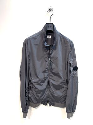 Giubbino in Nycra-R di nylon strech super light, trattamento garment dyeing. Col. Piombo