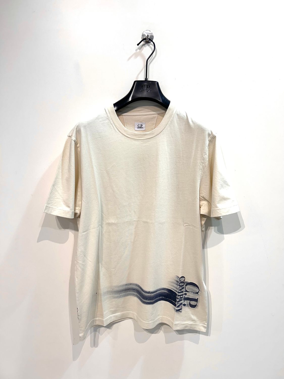 T-shirt in Jersey di cotone logo ricamato e spennellato a mano. Col. Crema