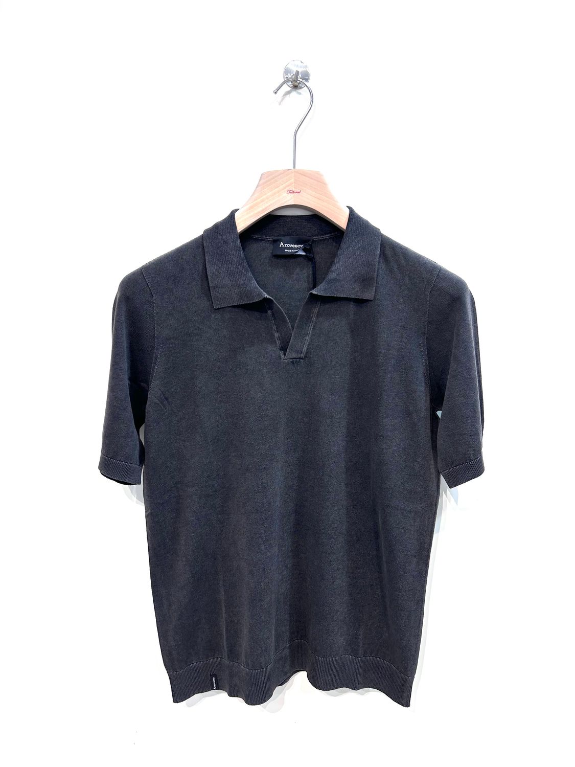 Polo derby calata in crepe di cotone leggero, trattamento dark wash. Col. Ferro