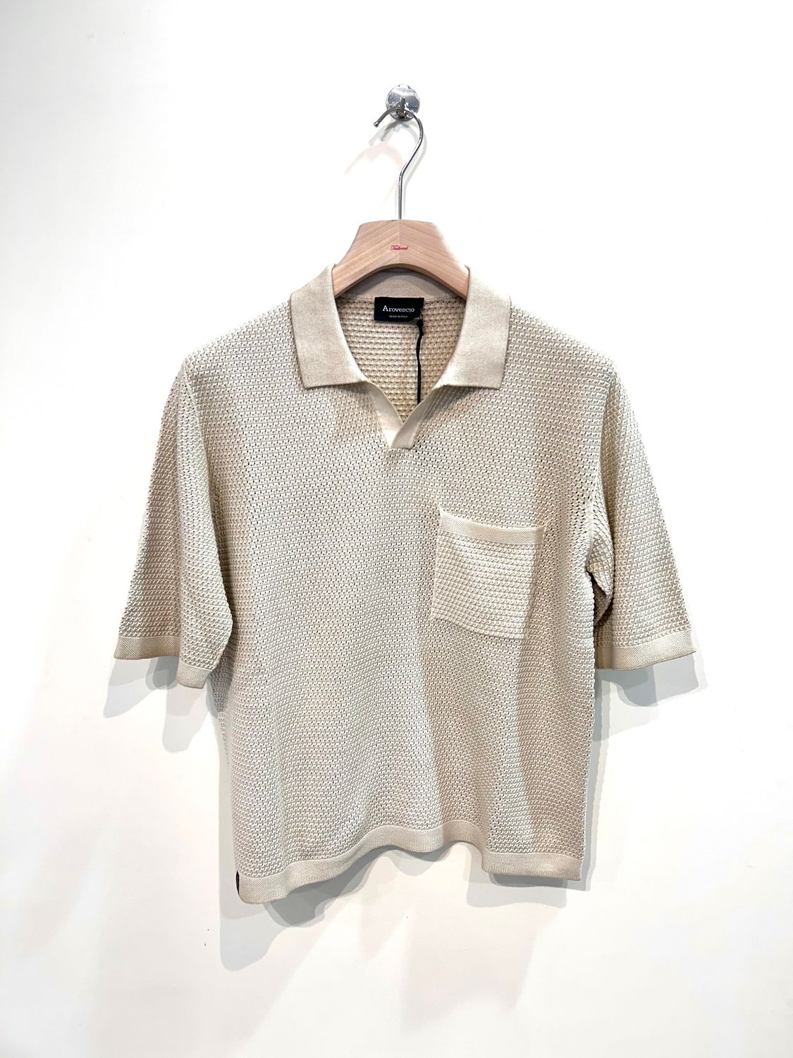 Polo derby in maglia di cotone, traforata, trattamento wave con taschino. Col. Naturale